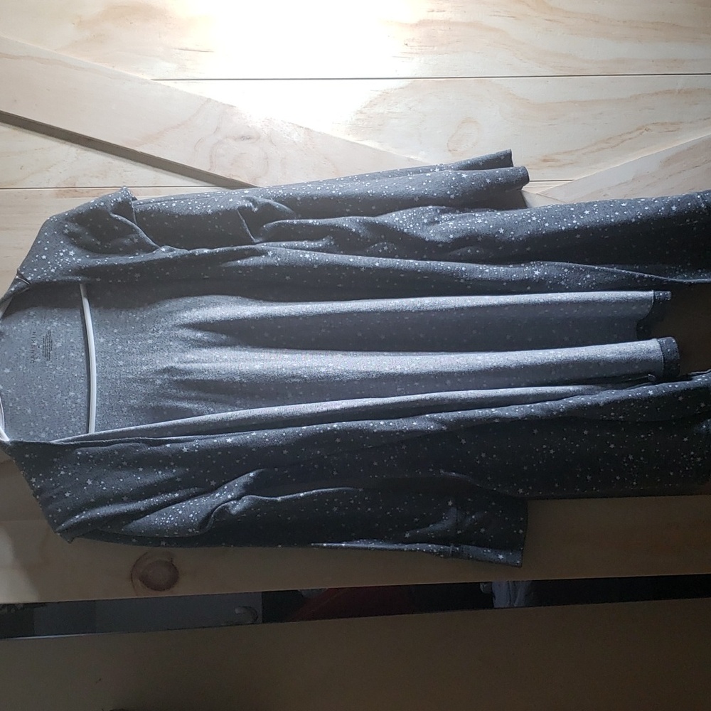 Danskin hooded robe with pockets, inner ties, with thicker ties, star design.